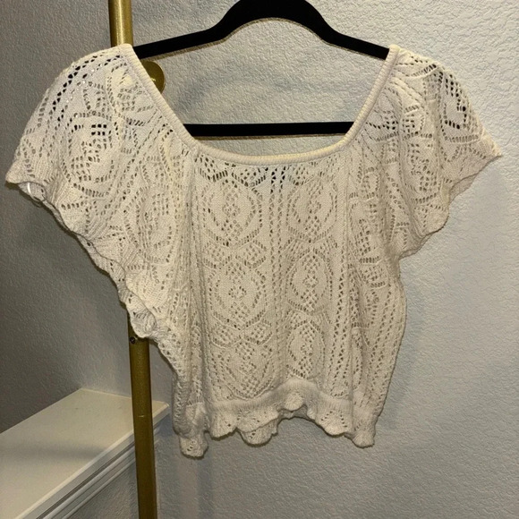 NWT Flutter Sleeve Crochet Crop Top - Picture 3 of 5